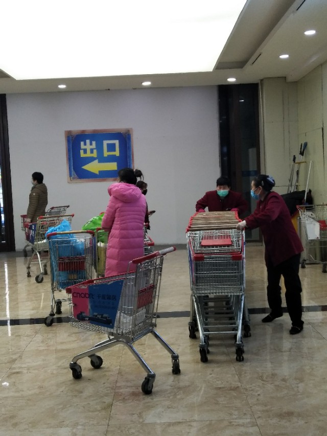 2月23号长春欧亚卖场的掠影，完全的智能检测系统，测体温不停步