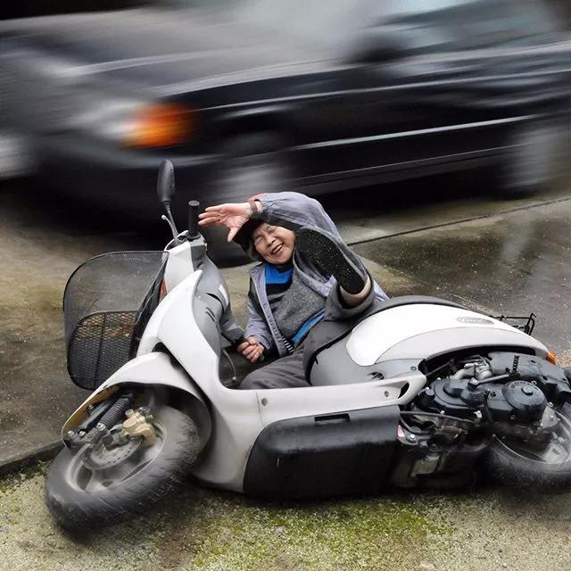 90岁日本老奶奶，酗酒飙车碰瓷，爱上自拍，人生乐趣多了100倍