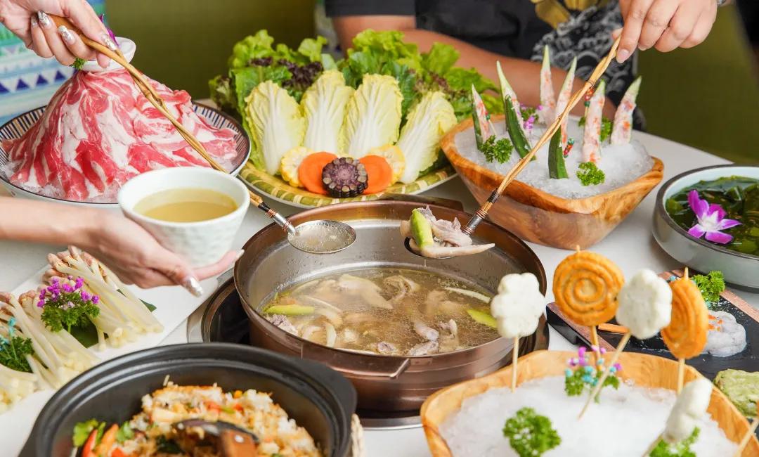 椰椰椰！这家人气椰子鸡专门店，光是汤底就喝饱了