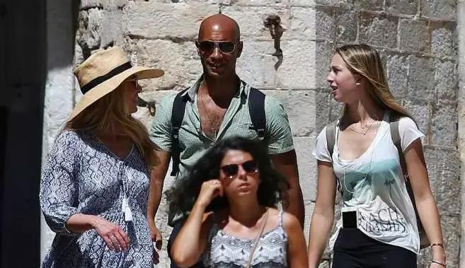 裸捐250亿美元揭露富豪最大的阴谋,乔布斯遗孀裸捐250亿美元给谁