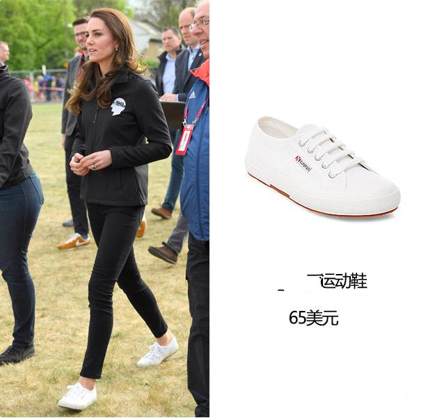 80后凯特变身家长，领着俩孩子购买文具，脚踩人字拖凉鞋依然贵气