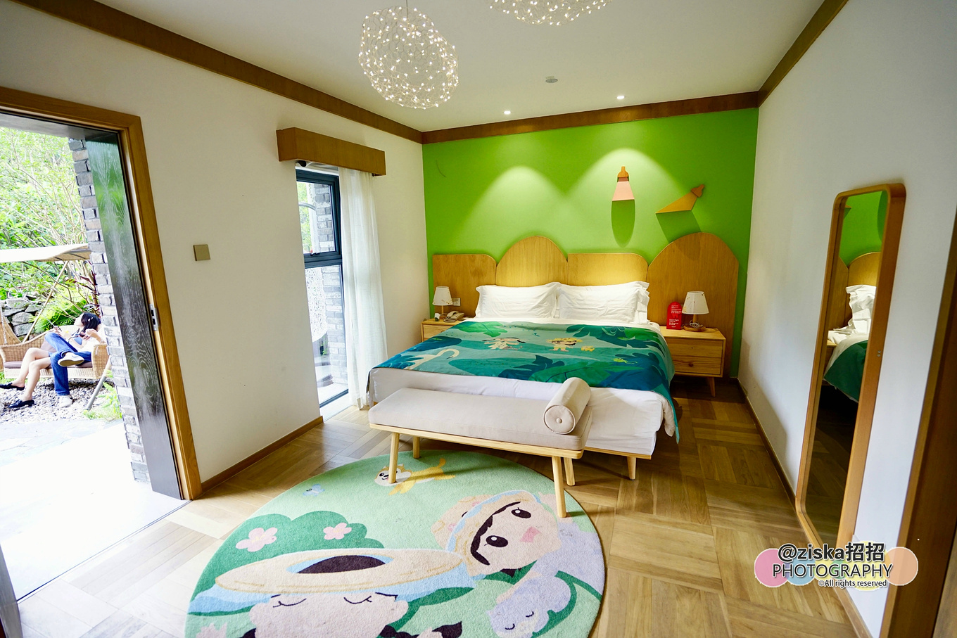 小伙探索神秘洞穴视频,小伙独自探索深山神秘古墓