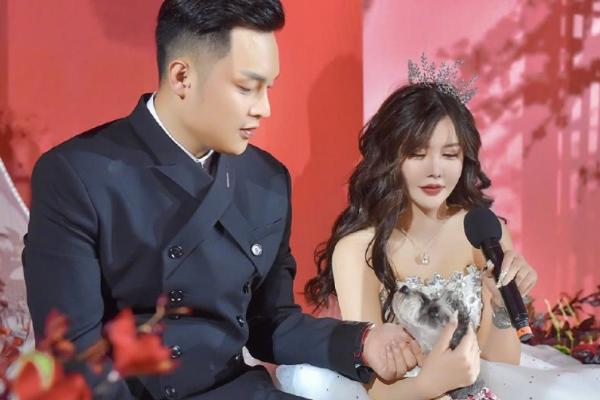 韩安冉直播“翻车”，面部僵硬被嘲讽，小猪妹长大要当警察抓妈妈