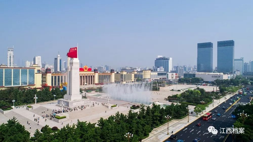 带着时代烙印的老照片，和你穿越到不同年代的八一广场