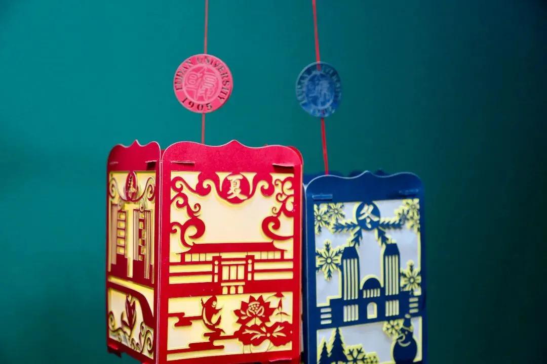 2021高校录取通知书设计！黑科技芯片、酸性镭射、星空灯…