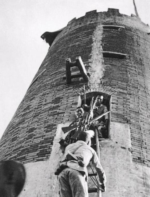 开国上将回故乡，看到警车封路并且隔开群众，怒问：耍什么排场？