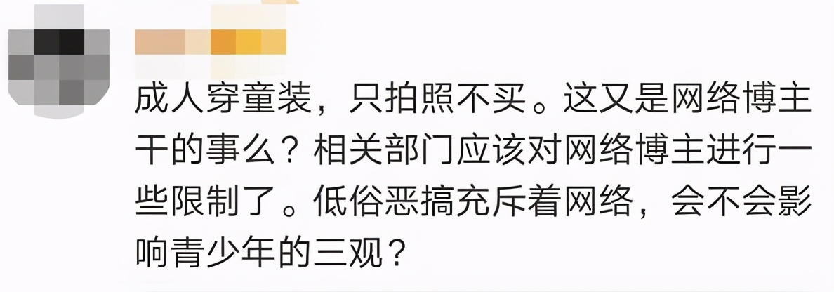 成人试穿优衣库童装即兴评述,优衣库店员回应成人试穿童装