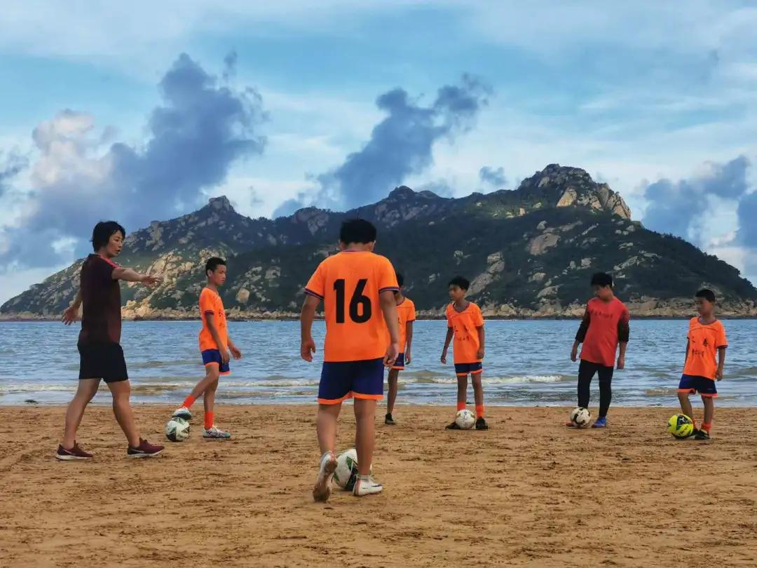 @张一山，霞浦大京沙滩展开一场精彩的足球比赛