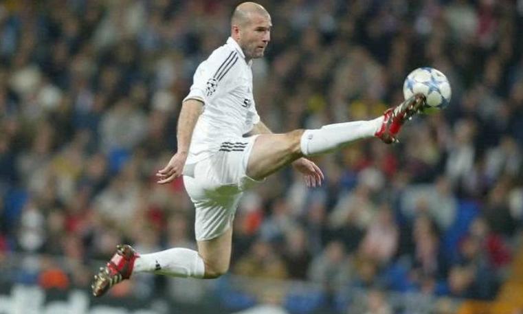 梅西和c罗谁是近十年足坛第一人,梅西c罗无缘最佳阵容