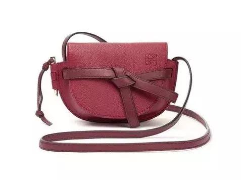 购买新款女性包包,女子买新包