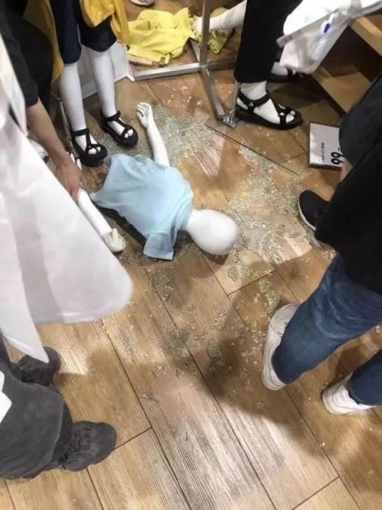 摔倒后仍匍匐前进！中国人海外抢购震惊老外