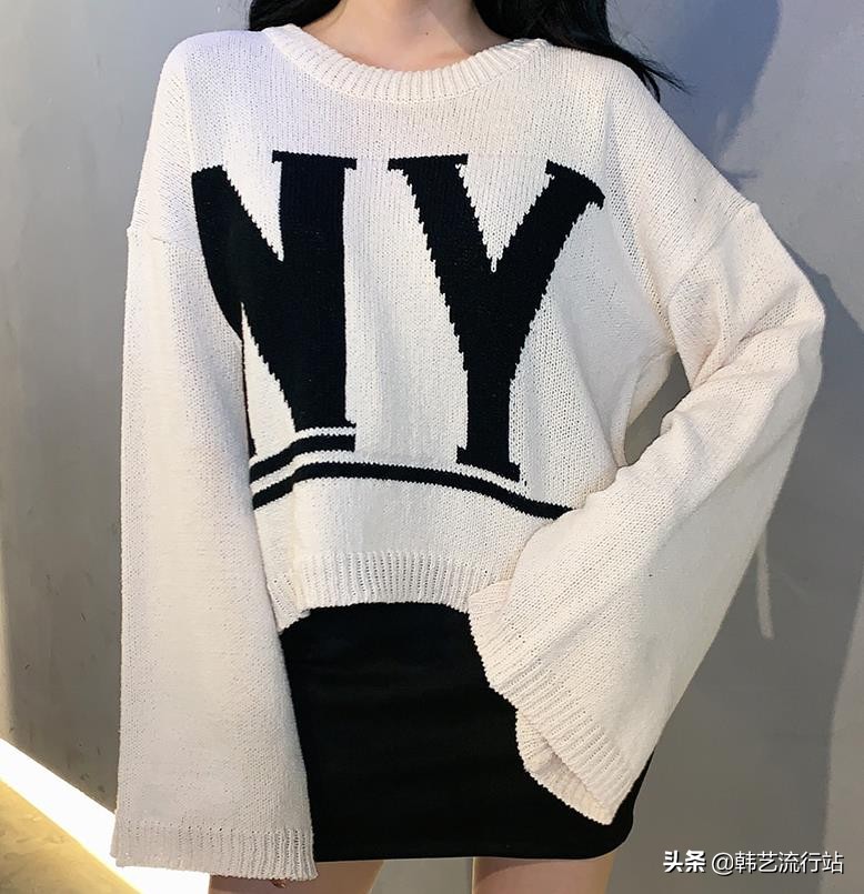 今年流行设计感毛衣,韩国设计款宽松毛衣