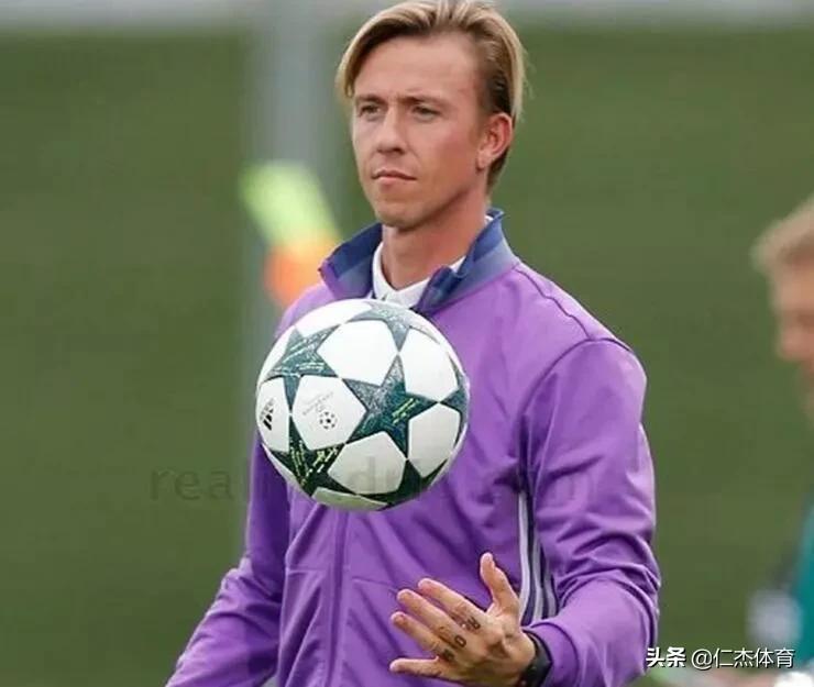 西班牙十大足球巨星现役,西班牙最帅足球明星