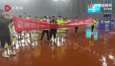 土堆里练足球绝技，*疆新**“草根网红球员”打进职业联赛！