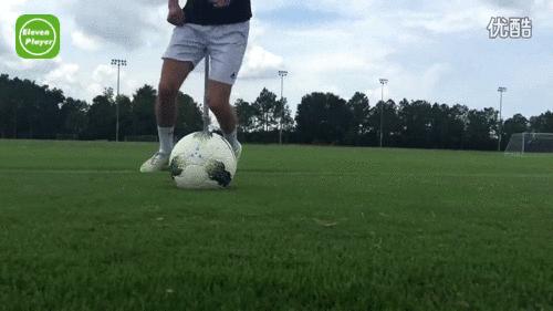 足球背身摆脱技巧教案,足球背身过人实用技巧