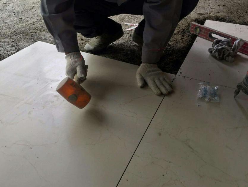 家里的瓷砖突然鼓起预示什么,家里瓷砖大面积翘起来怎么办