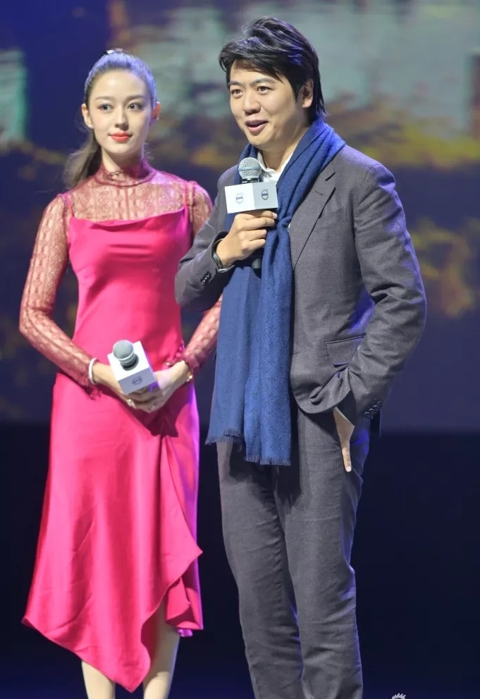 吉娜穿吊带礼服弹钢琴,吉娜一袭复古白色蕾丝裙笑颜甜美