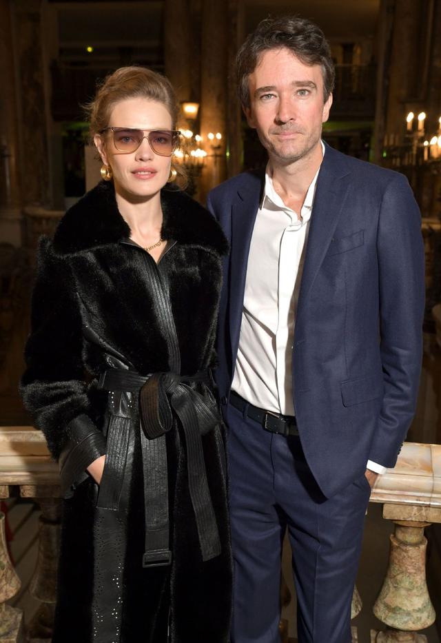 LV太子妃携老公看秀，生5个孩子依旧是超模身材，黄蜂腰引人注目