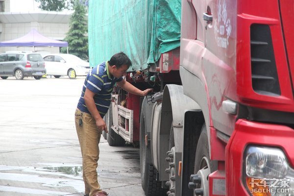 油价上涨卡车司机的无奈,买油卡加油