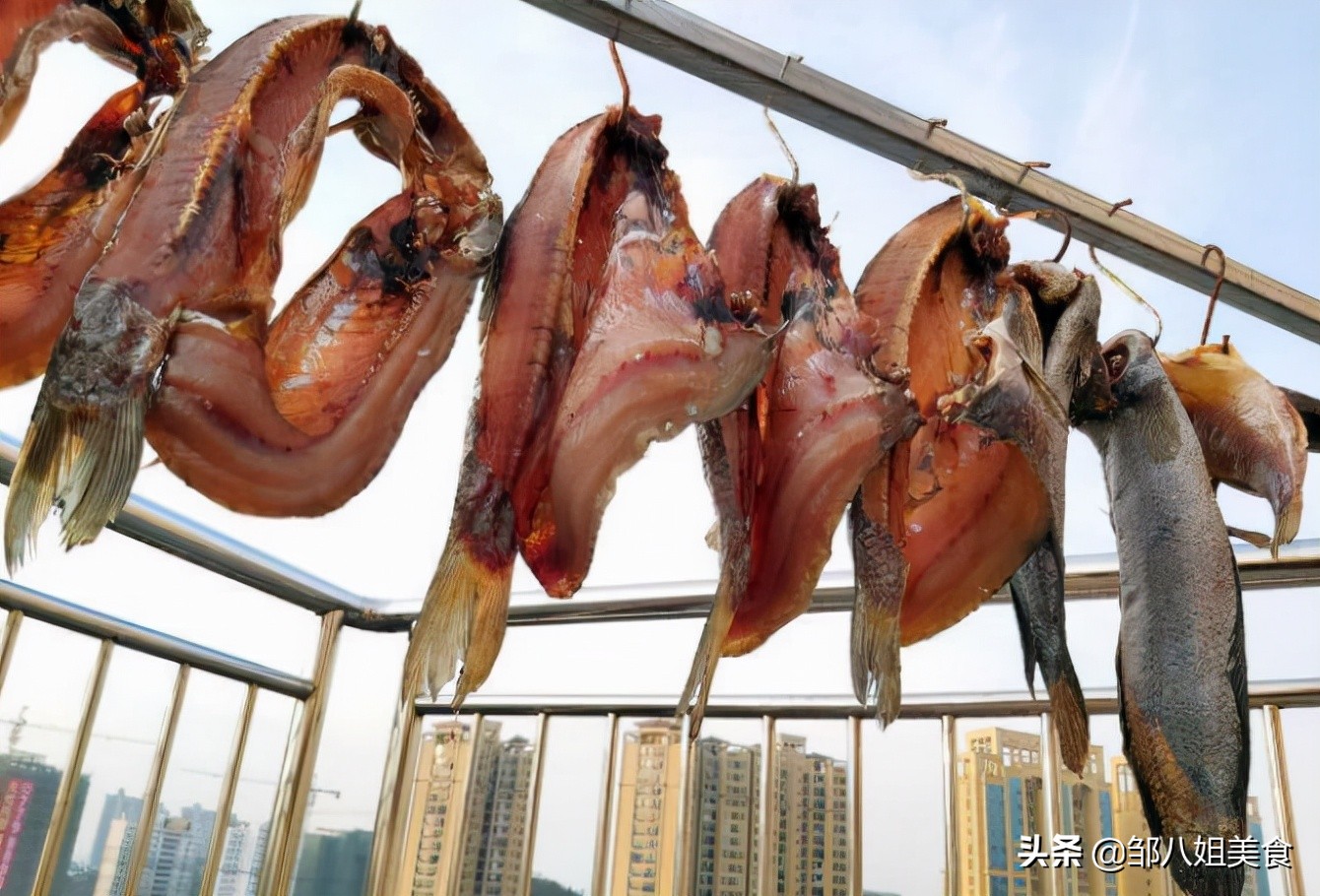 腌腊鱼的正确洗干净方法,腌制腊鱼盐重了怎么才能淡