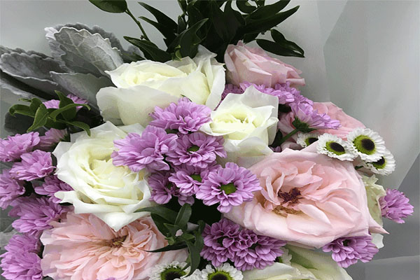 白色荔枝玫瑰花语寓意是什么,粉荔枝白荔枝混搭花束花语