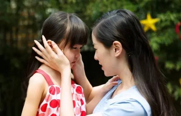 一岁多的宝宝总是爱粘人,一岁半宝宝性格内向如何引导