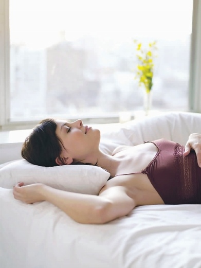 女人睡觉时,要扎发还是散发?我做错多年,难怪掉发快,发际线高