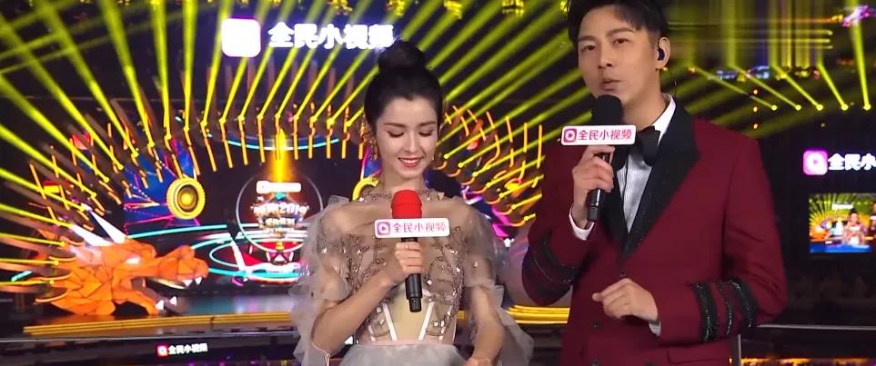 央视直播突发事件主持人淡定应对,杭州新闻联播主持人还在播吗