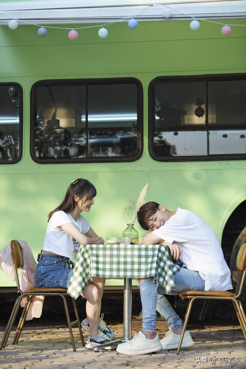 郑爽头绑彩带蝴蝶结甜美可爱与张恒互喂甜品爱意十足