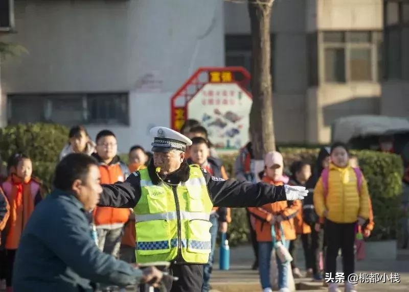 59岁了还在指挥交通！他已经从“蜀黎”变成了“爷爷