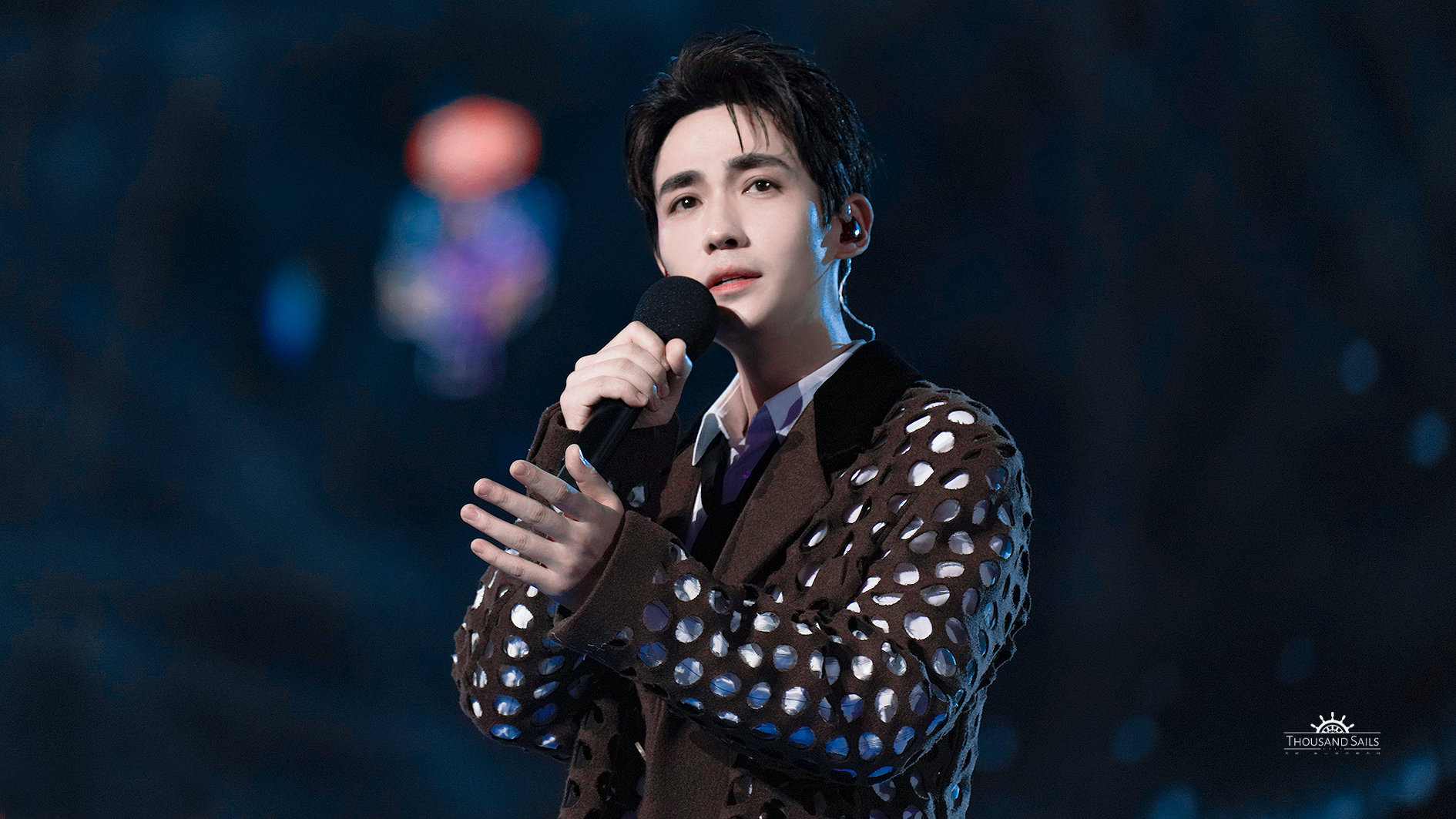 朱一龙跨年衣服,朱一龙瞬间脸红