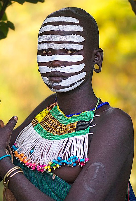 唇盘、彩绘，这个与世隔绝部落的传统，正在被现代世界入侵