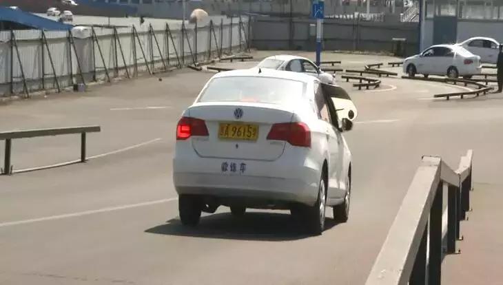 考驾照有人坐副驾驶看你考吗,坐你副驾驶的第一个人