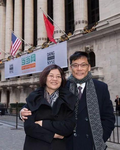 普京穿一套黑风衣,普京穿黑衬衫披外套