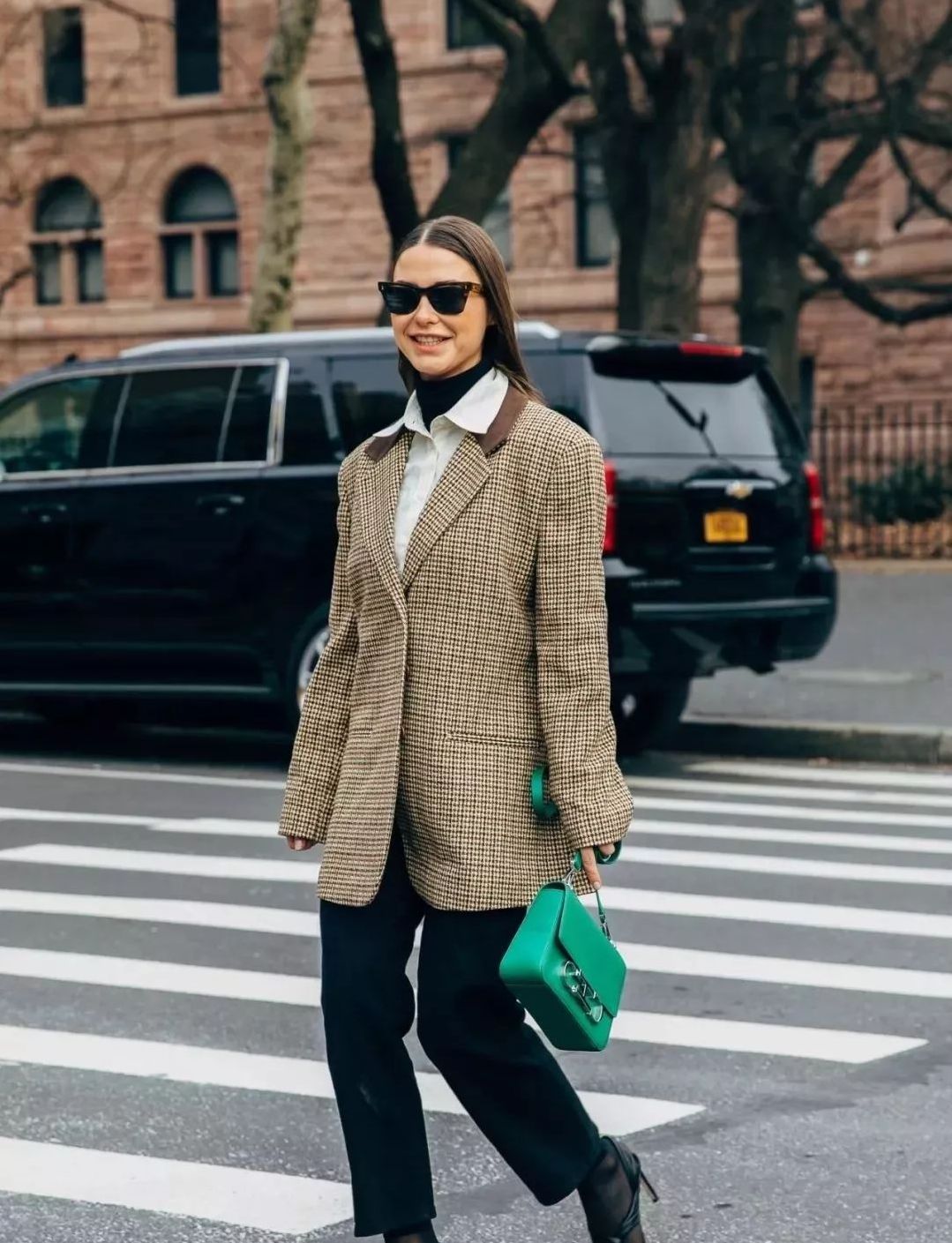 卫衣里的打底衫叠穿推荐,连帽卫衣与圆领毛衣的基础感穿搭