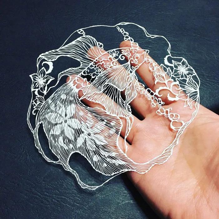 她被称为“刀王”，凭一把破刀，一张破纸，作品征服了全世界