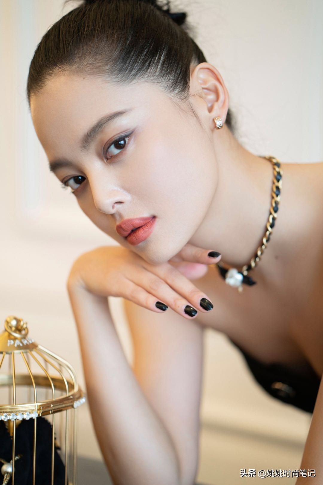 辛芷蕾香奈儿穿搭,辛芷蕾巴黎时装周穿白色拖地礼服