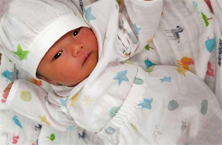 刚出生的宝宝太黑了,新生儿皮肤太黑是什么造成的