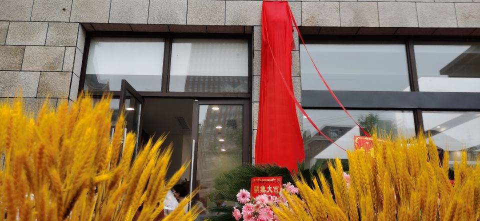 打着雨伞排着队!南充嘉陵昨天开业的这家医院竟然这样受欢迎……