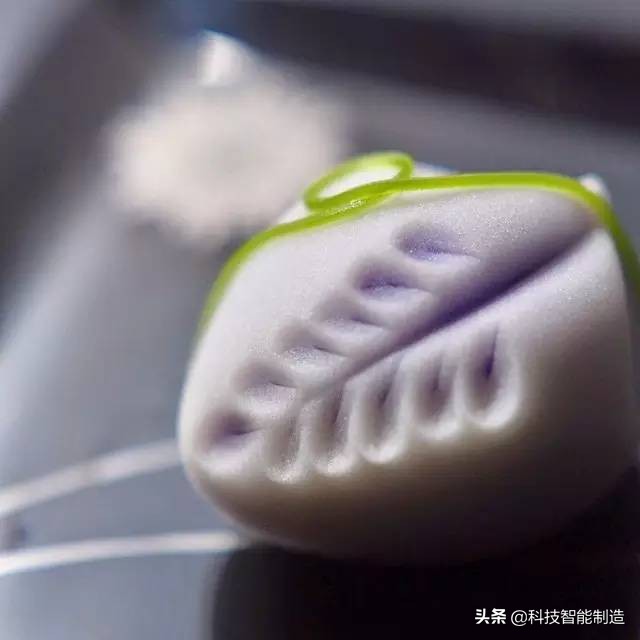 他说自己不是日本匠人，而是和果子艺术家，他做的和果子不忍吃掉