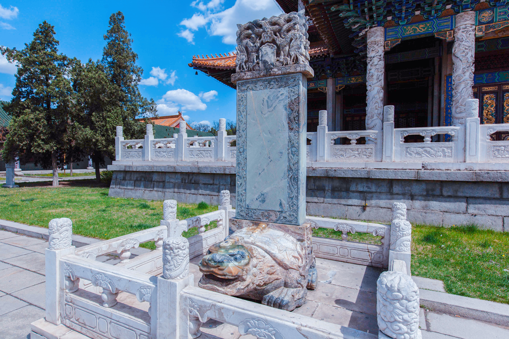 辽宁“井中王”玉石，重量超260吨，被大师雕刻成“双面玉佛”