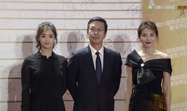 蒋欣与乘务员合照,蒋欣戴口罩墨镜帽子全副武装