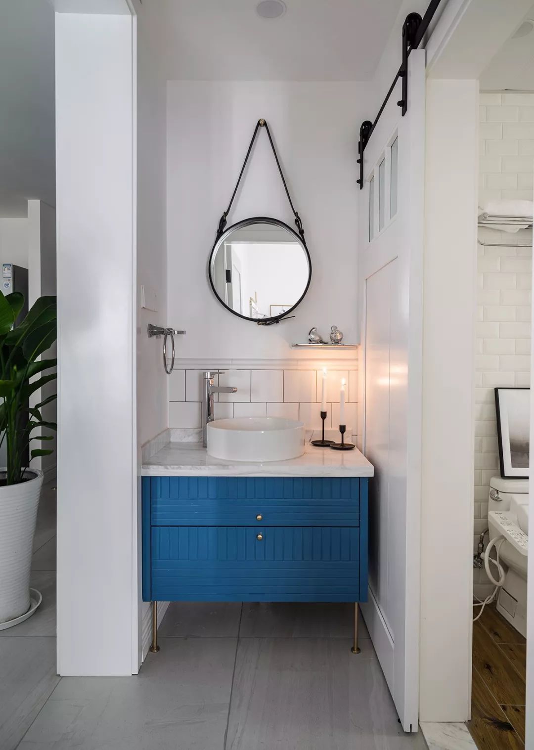 入户门对着客厅隔断墙怎么装修,入户门对着阳台隔断怎么做最便宜