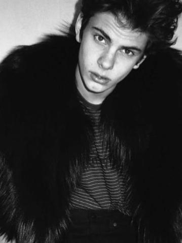 全球最撩超模！一双狐狸媚眼迷倒众生，爆红后却在乡下养鸡？