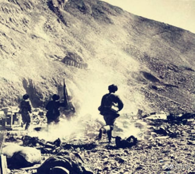 活着的黄继光！胸膛顶*破爆**筒，即将爆炸瞬间，滚下地堡
