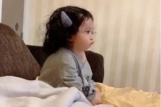 宝宝脚臭也可爱,小婴儿嫌弃爸爸脚丫子太臭了