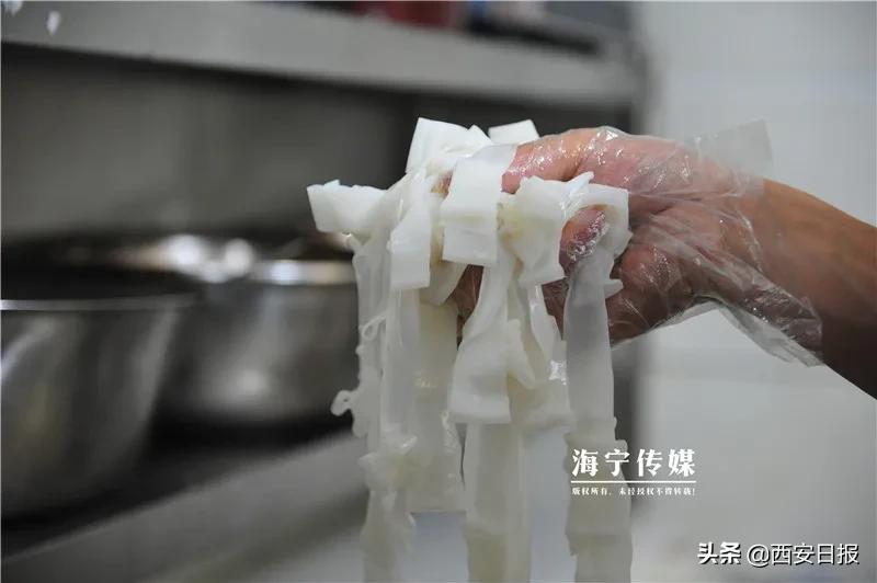 90后女孩摆摊卖凉皮,90后女人摆摊卖凉皮