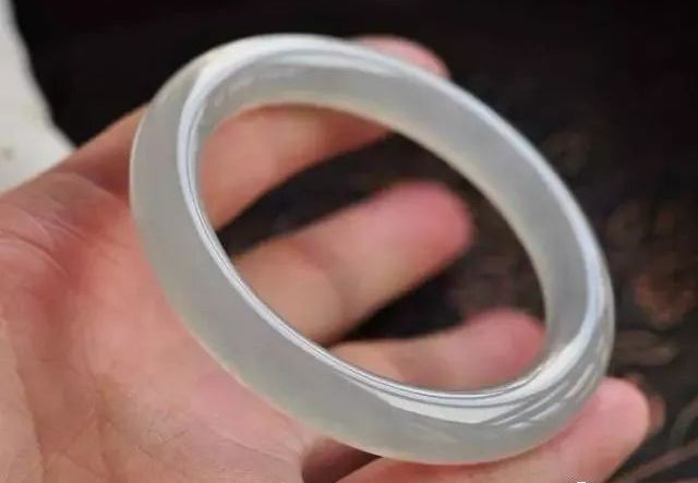 想买个玉镯子应该怎么选,怎么样挑几千玉手镯