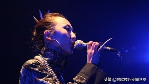 用话筒唱比清唱好听的原因,用学校话筒唱歌怎么才能好听