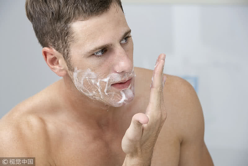 男生第一次刮胡子年纪,男生第一次刮胡子建议多久再刮